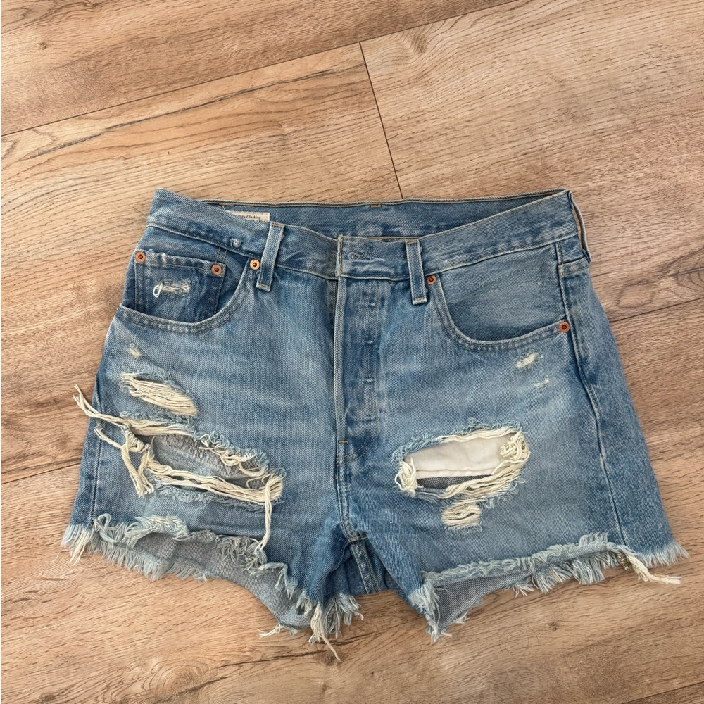 Women’s Levi’s distressed jean shorts size 28